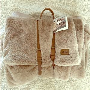 NWT Ugg Plush Blanket and Pillow Set
